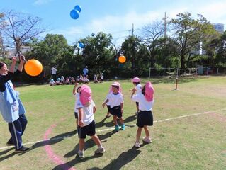 交代ごっこをしている子どもたちの写真