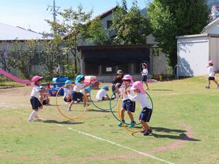 交代ごっこをしている子どもたちの写真