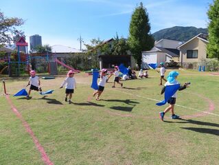 交代ごっこをしている子どもたちの写真