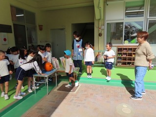 かぼちゃを受け取っている子どもたちの写真