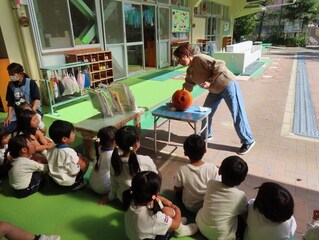 かぼちゃを受け取っている子どもたちの写真