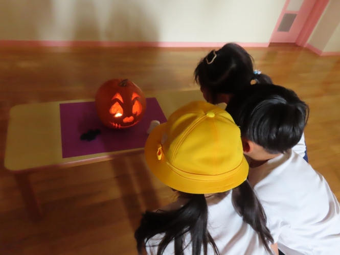 かぼちゃの点灯を見ている子どもたちの写真
