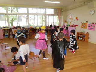 仮装している子どもたちの写真