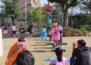 仮装している子どもたちの写真