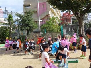 仮装している子どもたちの写真