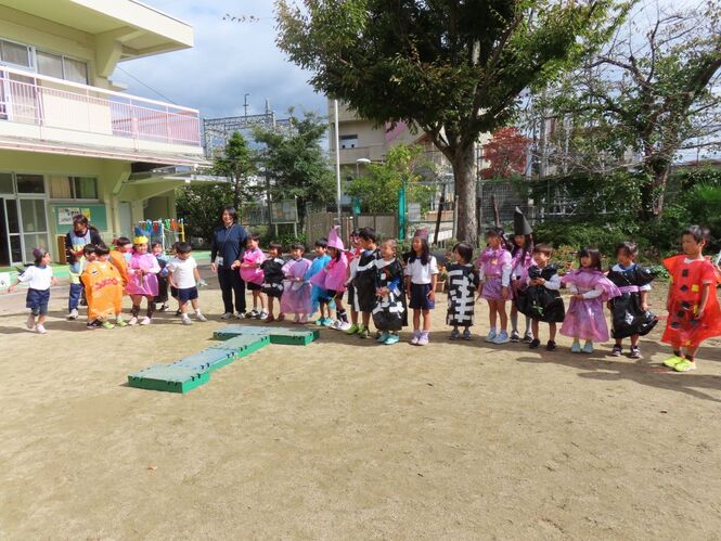 仮装している子どもたちの写真