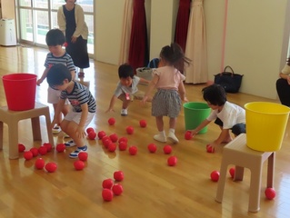 たまいれをしている子どもたちの写真