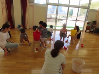 玉入れをしている子どもたちの写真