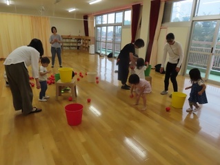 玉入れをしている子どもたちの写真