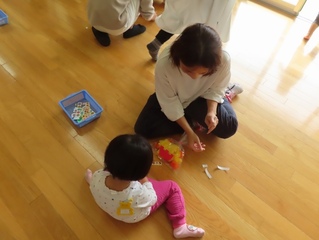 ハロウィンカボチャを作っている子どもたちの写真
