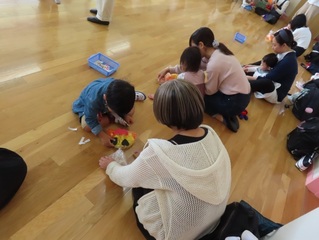 ハロウィンカボチャを作っている子どもたちの写真
