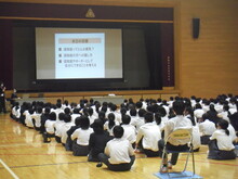 講話を聴く写真