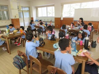 弁当を食べている子どもたちの写真
