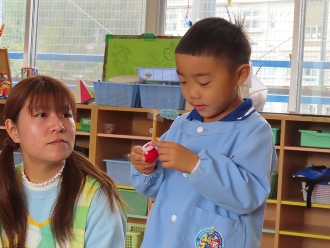 「袋ってどんな袋かな?」「こーんな靴下みたいのじゃない?」「なるほど!!」