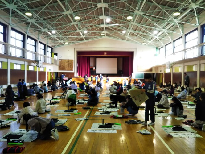 1月8日 4年生新春書初め大会