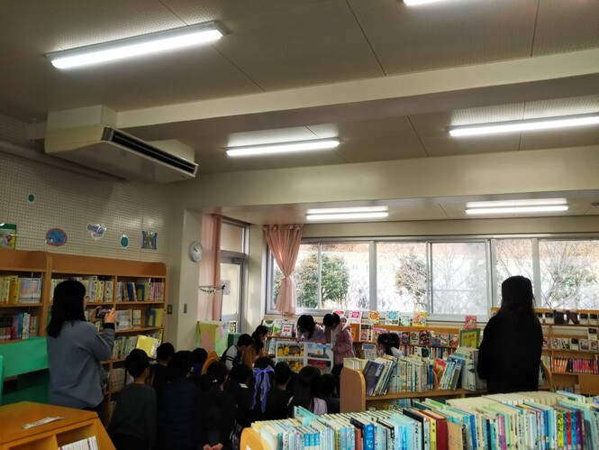 学校図書館 絵本の読み聞かせの様子