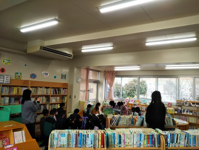学校図書館 読み聞かせの様子