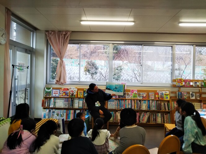 学校図書館 読み聞かせの様子