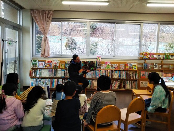 学校図書館 読み聞かせの様子です