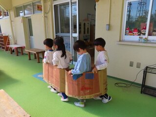 電車に乗っている子どもたちの写真