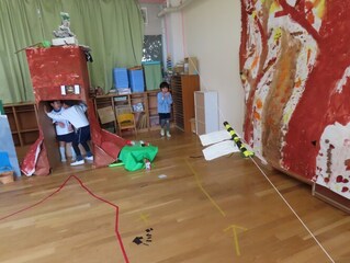 博物館ごっこしている子どもたちの写真