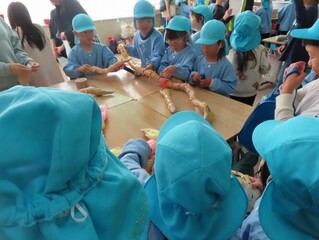 おまつりに参加している子どもたちの写真