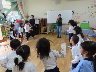 英語で遊ぼうに参加している子どもたちの写真
