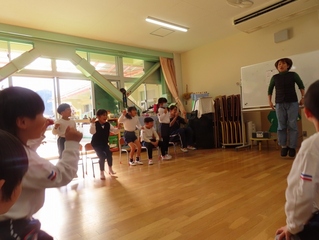 英語で遊ぼうに参加している子どもたちの写真
