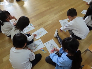 英語で遊ぼうに参加している子どもたちの写真