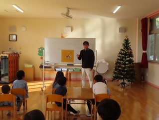 囲碁で遊んでいる子どもたちの写真