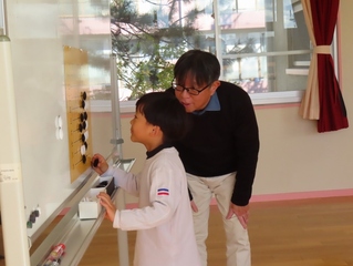 囲碁で遊ぼうに参加している子どもたちの写真