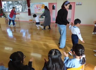 誕生会に参加している子どもたちの写真