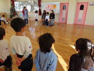 誕生会に参加している子どもたちの写真