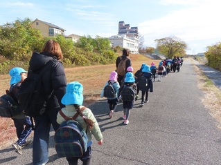 相撲見学に出かけている子どもたちの写真