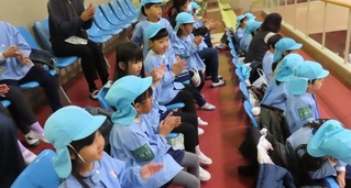 大相撲を見ている子どもたちの写真