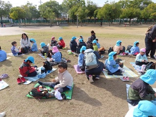 弁当を食べている子どもたちの写真