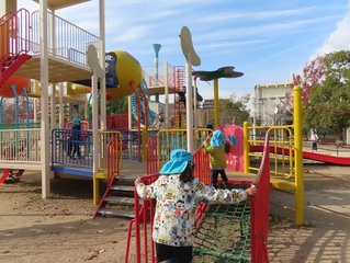 公園で遊んでいる子どもたちの写真