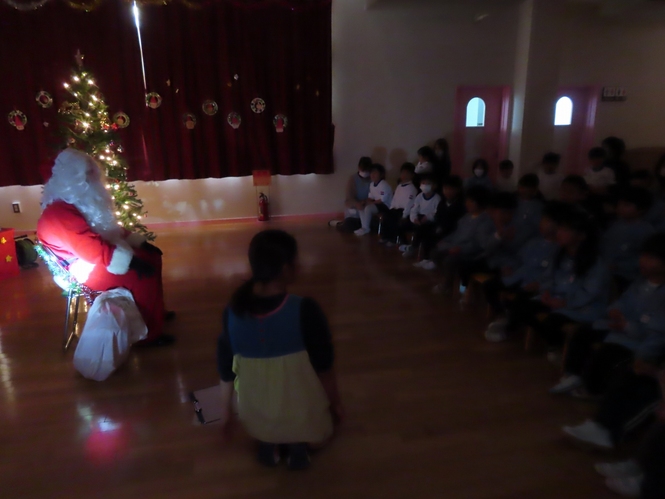 サンタさんに出会った子どもたちの写真