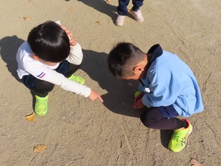 そりの跡を見付けた子どもたちの写真