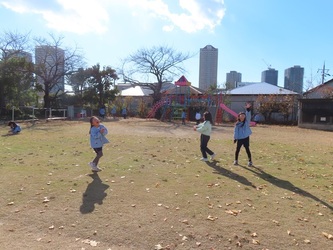 空に向かって呼びかける子どもたちの写真