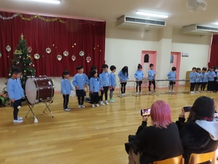 ミニコンサートに参加している子どもたちの写真