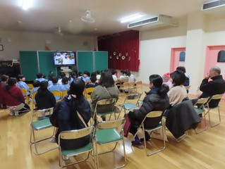 お話会に参加している子どもたちの写真