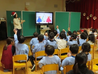 お話会に参加している子どもたちの写真