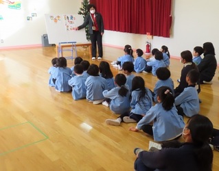 終業式に参加している子どもたちの写真