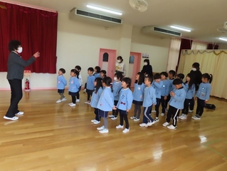終業式に参加している子どもたちの写真