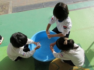 掃除をしている子どもたちの写真