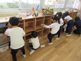 掃除している子どもたちの写真
