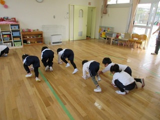 掃除をしている子どもたちの写真