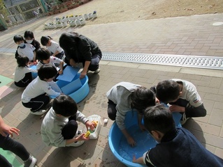 掃除をしている子どもたちの写真