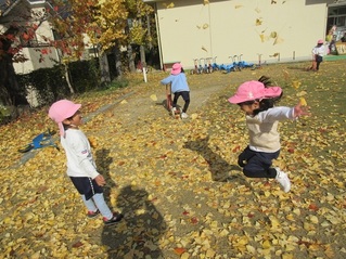 イチョウで遊んでいる子どもたちの写真
